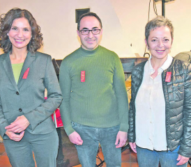 Zwei starke Stimmen zum 1. Mai: Nationalrätin und Ständeratskandidatin Gabriela Suter (l.) und Nationalratskandidatin Lucia Lanz, dazwischen Mehmet Isik, Vorstandsmitglied der SP Bezirk Kulm, der die Rednerinnen jeweils ankündigte.. (Bilder: aw.)