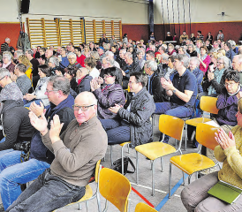 Wildobst-Arboretum weckt Interesse: Das Eröffnungsfest in der Turnhalle Dürrenäsch mobilisierte das Publikum in Scharen. (Bilder: msu.)