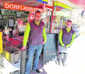 Filialleiter Josef «Sepp» Büeler und Mitarbeiterin Stefanie Pfanner freuen sich, dass sie die örtlichen Vereine mit der Aktion «Schmiedrued für Schmiedrued» unterstützen können (Bild: rc.)