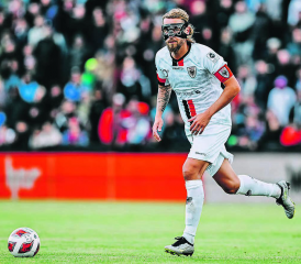 Der Mann mit der Maske: Olivier Jäckle ist nach seinem Zusammenprall mit dem Kopf von Badens Alexandre Pasche wieder im Einsatz. (Bild: Sarah Rölli)