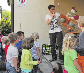 «Schwalbe sind willkomme do»: Referentin Stefanie Michler von der Vogelwarte gab mit viel Anschauungsmaterial und im intensiven Dialog mit den kleinen Schwalbenfreunden allerlei Wissenswertes weiter. (Bilder: zVg.)