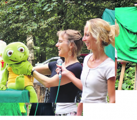 «Kiki» wurde wiedergefunden. Sarah Grau und Sandra Geissbühler erzählten eine Geschichte rund um die kleine Kröte. (Bild: zVg.)