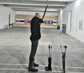 Christian Rein, der Präsident des Bogenklubs Suhrental zeigt nicht nur beim Erklären Geduld, auch beim Schiessen bewies er ein ruhiges Händchen.