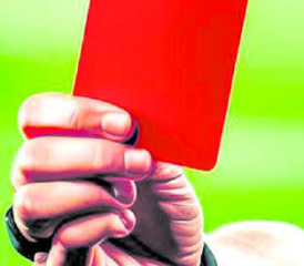 Sperren und Bussen − Der Aargauische Fussballverband zeigt dem FC Menzo Reinach die rote Karte. (Bild: KI)