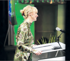 Bezirkspräsidentin Barbara Borer-Mathys führte durch den Abend, hielt selber eine kräftige Rede und kündigte die nächsten Redner an.