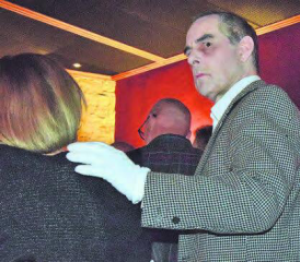 Plötzlich werden Gäste von einer Hand berührt: Da könnte einem schon gruselig zumute werden. (Bilder: st.)