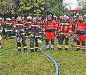 Beförderungen und Verabschiedungen durch den Kommandanten: Markus Hofer und Timon Oppliger (links), Dritter von rechts Martin Rohrer. (Bilder: Alfred Weigel)