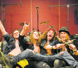 Voltage Arc im neuen Proberaum (v.l.): Julian Stein (Bass) Merlin Eichenberger (Gitarre),Toni Hörner (Gesang) und Timon Forrer (Schlagzeug). (Bilder: zVg.)