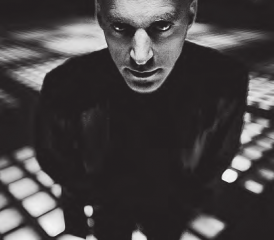 Tobias Heinemann lädt zur Lösung eines mitreissenden Kriminalfalls in den Saalbau Reinach ein. (Bild: zVg.)