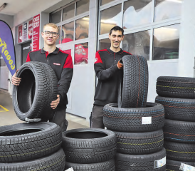 Inhaber Stephan Von Gunten (links) mit dem Lernenden Gavin Harder. Reifen wechselt man bei der Event Garage GmbH in Zetzwil – den Service gibts für Autos aller Marken. (Bild: rc.)