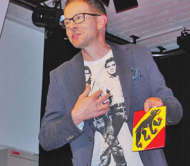 Der Berner Tausendsassa, der nun in Zürich wohnt: Bänz Friedli unterhielt das Publikum im Forum Seon. (Bild: hh.)