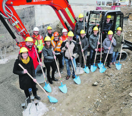 Beim «Spatenstich» dabei waren die Vertreter des Verwaltungsrates und der Geschäftsleitung Landi Aarau-West, Planer und Bauausführer.