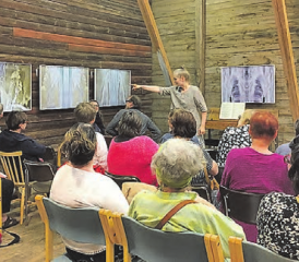In der Galerie Kuninkaankartano: Ingrid Eriksen Hagen (Bergen, Norwegen) weist auf ein Bild von Peter Strebel, zu dem sie die Fantasia BWV 904 von J.S. Bach spielte. (Bild: Ulrich Suter)