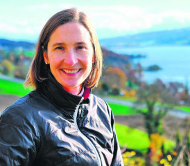 Sabine Balmer-Wasser geniesst den Blick vom Rügel bei Seengen auf den Hallwilersee. (Bild: Alois Balmer)