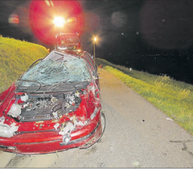 Verkehrsunfall mit einem Schwerverletzten: In Birrwil geriet ein Auto an eine Böschung und überschlug sich. (Bild: pz.)