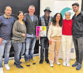 Von links nach rechts: die KUKO-Mitglieder Marco Huggenberger, Meltem Price, Ulrich Price, Ignatius Ounde und Rosetta Schifano sowie das Carrousel-Duo Sophie Burande und Léonard Gogniat. (Bilder: zVg.)