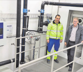 Peter Siegrist, Leiter Wasser bei der «ews energie ag» (l.) und Hanspeter Boller, Gemeinderat von Burg freuen sich über die Fertigstellung des Quellwasser-Reservoirs, das gut 100 Jahre in Betrieb bleiben soll. (Bild: rc.)