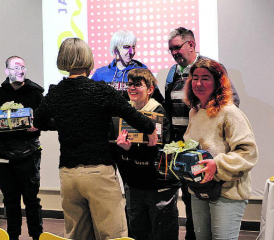 Die Klientinnen und Klienten der Werkstatt in Gontenschwil nahmen die Spende von vier DAB Radios freudestrahlend entgegen. (Bilder: jaf.)