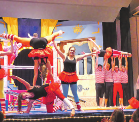 Freakshow: Die gemischte Gruppe des STV Gränichen bot eine zirkusreife Gerätekombination mit Barren, Sprung und Bodenturnern. (Bilder: moha.)