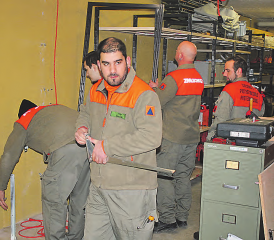 Zusammenführung: Zivilschützer räumen ein Materiallager und führen es in ein neues der fusionierten Zivilschutzorganisation aargauSüd zusammen. (Bild: zVg.)