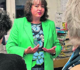 Brigitte Steiner-Hofmann im Gespräch mit einer Teilnehmerin. (Bild: zVg.)