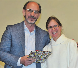 Die Chemie stimmt: Dr. Samuel M. Belhoul hiess Viktoria Vonarburg herzlich willkommen und freut sich auf eine erspriessliche Zusammenarbeit. (Bilder: st.)