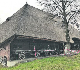 Der Aufenthalt im Strohdachhaus ist verboten: Der Aussenbereich des Museums ist abgesperrt, das Dach mit Stützen verstärkt. (Bild: ran.)