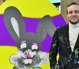 Ein farbenfrohes Osterei mit einer Message: Der Künstler Jonas Deubelbeiss aus Teufenthal hat im Einkaufszentrum Bärenmarkt in Reinach ein ganz besonderes Kunstwerk geschaffen. (Bilder: hg.)