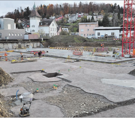Hinter dem alten Schulhaus, auf dem der Glockenturm steht, entstehen drei Mehrfamilienhäuser mit insgesamt 42 Wohnungen. Das Volk will nicht, dass die Zeitangabe in der Nacht verstummt, der Investor aber schon. (Bild: Remo Conoci)