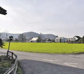 Beim Gebiet Ei gibt es zwischen den Wohnquartieren unbebautes Land: Diese grüne Fläche auf dem Bild liegt aber nicht in der eingezonten Wohnzone. (Bild: A.W.)