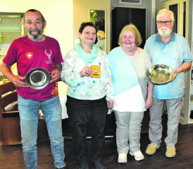 Mit Erinnerungsgeschenken geehrt: Werner Wittwer, Jsabelle Marrer, Madeleine und Rolf Senn. Auf dem Bild fehlt Markus Suter. (Bilder: st.)