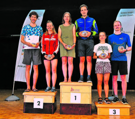 Siegerpodest 3-Tage-OL 2023 der Elite: (v.l.) Marita Hotz/Andreas Rüedlinger (2.), Sara Hertner und Philipp von Arx (1.) sowie Maria Hoienko und Mischa Lubasch (3.) (Bild: zVg.)