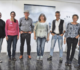Kunst und Wein an der ArtFeldmatte in Teufenthal: Alain Schartner, Rahel Buchmann, Hannes Piringer, Eva Erni, Sam Stauffer sowie die Organisatoren Esther und Reto Baumann sorgten für eine abwechslungsreiche Ausstellung. (Bilder: hg.)