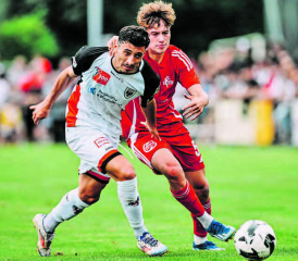 Eine halbe Stunde lang auf Augenhöhe: Aaraus Milot Avdyli (links) im Duell mit Alessio Bochicchio vom FC Suhr. (Bild: Sarah Rölli)