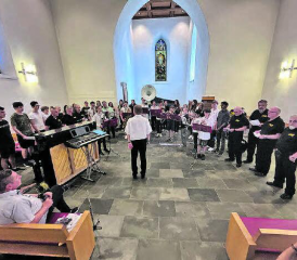 Sitzend Hans-Peter Urech vom VVR, stehend Dirigent Ruedi Lehnherr. Insgesamt sieben Ensembles musizierten am 1. «Musig us aargau Süd». (Bilder: rc.)