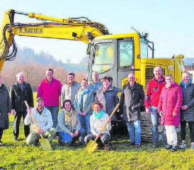 Das bisher nur auf Papier existierende Projekt wird bald Realität: Beim Spatenstich waren neben den Sponsoren auch Gemeindevertreter anwesend. Die Freude über den baulichen Startschuss ist gross. (Bild: zVg.)