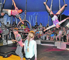 Manege frei! Trapeznummern erfordern Geschicklichkeit, Körperbeherrschung und ein wenig Muskelkraft. (Bilder: aw.)
