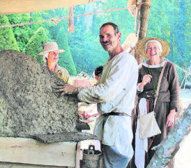 Selbst ausprobieren, wie ein Lehmofen zu seinen Rundungen kommt.