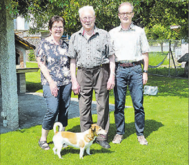 Geburtstagsjubilar Hans Schüpfer mit Hund Lucky. Zu Besuch waren Gemeinderätin Ruth Künzli-Galliker sowie Gemeindeschreiber Stefan Huber. (Bild: zVg.)