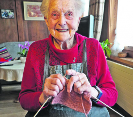 Elisabeth Leutwiler-Härri (97) strickt jeden Tag an ihrem Stubentisch.