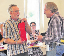 Spielt seit 55 Jahren die Orgel in der Kirche Gontenschwil: Kirchenpflegepräsident Kurt Hirt ehrte den langjährigen Organisten Paul Walser (r.). (Bild: zVg.)