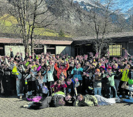 Strahlen mit der Sonne um die Wette: Die Teilnemerinnen und Teilnehmer des Skilagers. (Bild: zVg.)