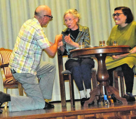 Es kam sogar zum Heiratsantrag: Thomas Werder wollte seine «Affenfrau» gleich nochmal heiraten. Hier zusammen mit deren Tochter, gespielt von Cynthia Coray. (Bild: st.)