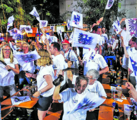 Vor 6000 Zuschauern in Gossau und einer halben Million Fernsehzuschauern: Mit 44 zu 132 Differenzpunkten deklassierten die Seenger Jasser ihre Kontrahenten aus Bürglen und sicherten sich damit jubelnd das Recht, Schauplatz der ersten Sendung im Jahr 2024 zu sein. (Bild: pd/okdjs/fth)