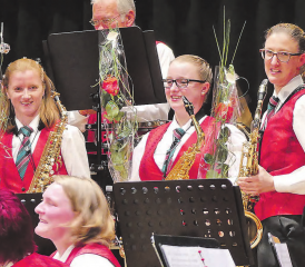Stellvertretend für alle Musikantinnen und Musikanten: Die Saxophonistinnen Ursi Hofmann, Selinas Brugger und Astrid Schwendener. (Bilder: moha.)