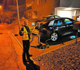 Gelegentlich wird auch anderweitig Hand angelegt: Zwei der 757 Freiwilligen, die für Nez Rouge Aargau unterwegs waren. (Bild: zVg.)