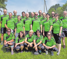 Turnfestsieg für die Zetzwiler Senioren: (stehend, von links) Walter Schaad, Rolf Kasper, Fredy Gubler, Trudy Hunziker, Markus Marti, Rolf Hirt, Peter Siegrist, Niklaus Voramwald, Daniel Dietiker, Res Kiener, Claudia Walz, Patrick Kasper, Simone Gloor, Karl Leutwiler; (kniend) Rita Märki, Therese Weber, Bernadette Hunziker, Esther Meier und Alex Hunziker. (Bild: bmü)