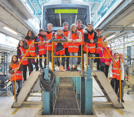 Früher hiess sie «WSB» oder «AAR bus&bahn»: Die Jugendlichen waren zu Besuch bei der Aargau Verkehr AG (AVA) – hier in der Werkstatt Schöftland. (Bild: zVg.)