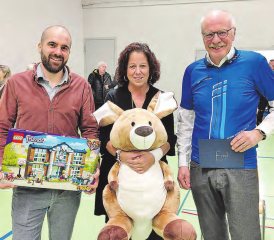 Wurden an ihrer letzten Gemeindeversammlung würdig verabschiedet: Gemeinderat Charlie Peter, Vizeammann Manuela Basso und Gemeindeammann Emil Huber. (Bilder: Roland Marti)