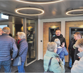 Hell und einladend: Der neue Eingangsbereich ist mit zwei Bankomaten ausgerüstet. (Bilder: Melanie Köchli)